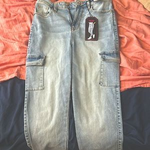 Selling these skinny cargo pants they don’t fit